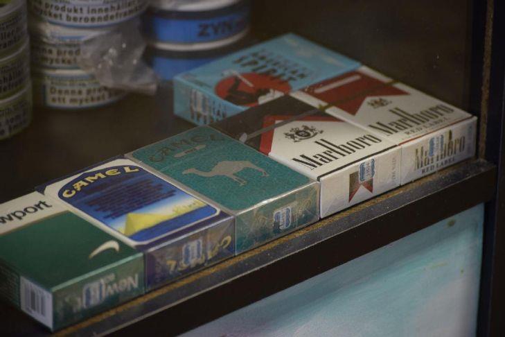 what does cigarettes contain Cigarette smoke contains thousands of chemicals, many of which are toxic  and harmful to the human body. Here's a detailed breakdown of some of the  most dangerous constituents and their effects: 1